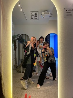 画像ギャラリー No.028のサムネイル画像 / ［インタビュー］4人でゲームを作って食べていくのが夢。日本のサブカルで育った韓国オタク4人組が，好きなものを詰め込んで作る残酷な人形劇×推理ADV「KILLA」