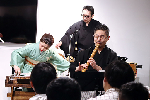 画像ギャラリー No.005のサムネイル画像 / 「風来のシレン6」の楽曲を和楽器グループ「ファミ箏」が演奏。「風来のシレン30周年記念 不思議のダンジョンストア」のミニライブをレポート