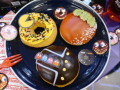 誕生日を控えたパックマンが,渋谷のドーナツ店で1日店長を務める。「パックマン」×「クリスピー・クリーム・ドーナツ」コラボレポート