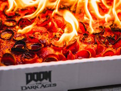 大胆でカオスな味わい。「DOOM: The Dark Ages」の発売を記念した限定ピザをアメリカのピザチェーンが販売中