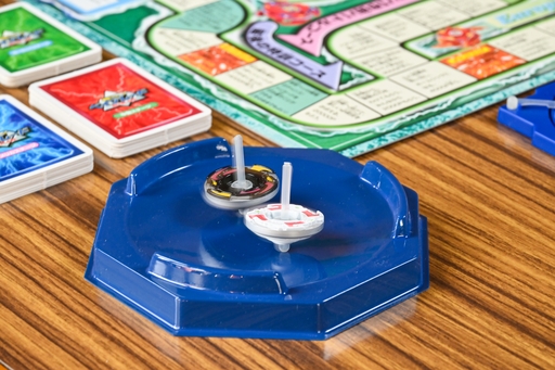 画像ギャラリー No.007のサムネイル画像 / ベイブレードのボードゲームは，すごろく＆コマ回しで正月にぴったり！　昭和・平成レトロボードゲーム大百科 第11回