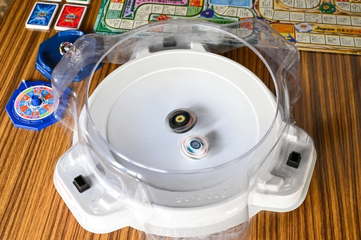 画像ギャラリー No.008のサムネイル画像 / ベイブレードのボードゲームは，すごろく＆コマ回しで正月にぴったり！　昭和・平成レトロボードゲーム大百科 第11回