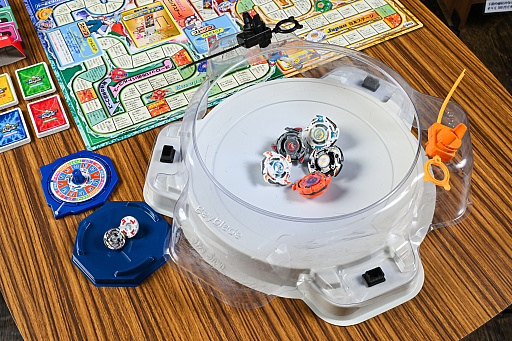 画像ギャラリー No.012のサムネイル画像 / ベイブレードのボードゲームは，すごろく＆コマ回しで正月にぴったり！　昭和・平成レトロボードゲーム大百科 第11回