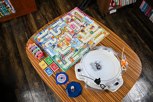 画像ギャラリー No.014のサムネイル画像 / ベイブレードのボードゲームは，すごろく＆コマ回しで正月にぴったり！　昭和・平成レトロボードゲーム大百科 第11回