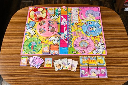 画像ギャラリー No.002のサムネイル画像 / 「クリィミーマミ」「ペルシャ」「マジカルエミ」，3人の魔法少女がそろい踏み！　昭和・平成レトロボードゲーム大百科 第14回