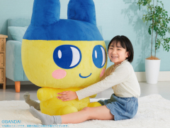 「たまごっち」より全長約95cmの“超BIG”な「まめっち」のぬいぐるみが登場。お値段は6万6000円(税込)