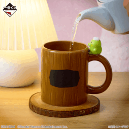 画像ギャラリー No.001のサムネイル画像 / 「一番くじ たまごっちのプチプチおみせっち」第2弾に登場する,お湯を注ぐとデザインが変わるマグカップがかわいい。ローソンなどで販売予定