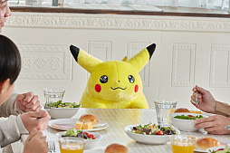 画像ギャラリー No.017のサムネイル画像 / ポケモン30周年記念商品「おかえり！ピカチュウ1/1」，予約開始後即完売する人気ぶり。1997年発売されたぬいぐるみの復刻版