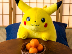 ポケモン30周年記念商品「おかえり！ピカチュウ1/1」，予約開始後即完売する人気ぶり。1997年発売されたぬいぐるみの復刻版