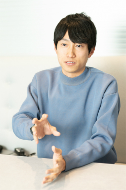 ���������꡼ No.003�Υ���ͥ������ / �Υ��󥿥ӥ塼�ϡ֥ǥ���󥹥ȡ��꡼ �����ॹ�ȥ�󥸥㡼�פ����ڤˤ����Τϡ��ǥ����οʲ��ȥ����������Ū�����򤵡���꡼���ޤǤβ����亣���ȯ�ؤ����