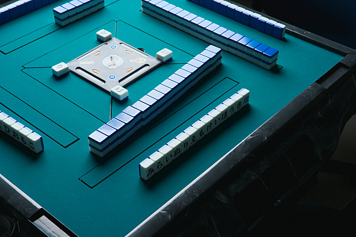 画像ギャラリー No.002のサムネイル画像 / 「ひらがな麻雀 ひらがじゃん」，全自動麻雀卓に対応する「プロ版」クラウドファンディングの支援総額が2300万円を突破