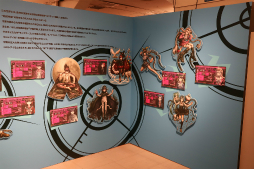 画像ギャラリー No.010のサムネイル画像 / 「ダンガンロンパ15周年記念展」が3月16日まで東京・上野にて開催中。シリーズならではのギミックが施された，ファン必見の展示が満載