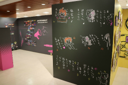 画像ギャラリー No.015のサムネイル画像 / 「ダンガンロンパ15周年記念展」が3月16日まで東京・上野にて開催中。シリーズならではのギミックが施された，ファン必見の展示が満載