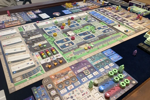 ���������꡼ No.002�Υ���ͥ������ / �Υץ쥤��ݡϽŤ��Τ˷ڤ��� ����α���ι�ԥܥɥ��֥���饯�ƥ��å������롼���פϡ��߷�Ū�ʥᥫ�˥������ܤ�椯�參�ץ���ʤ��ä�