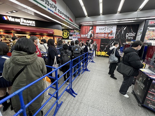 画像ギャラリー No.003のサムネイル画像 / 「龍が如く 極3 / 3外伝 Dark Ties」サイン会&体験会を秋葉原で開催。熱量の高いファンが足を運び,会場に桐生一馬のカラオケが響いた