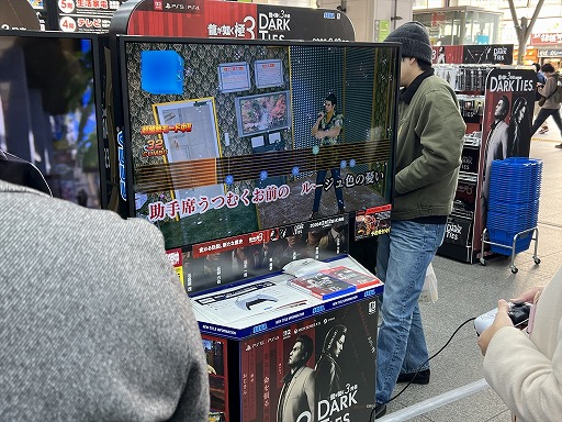 画像ギャラリー No.004のサムネイル画像 / 「龍が如く 極3 / 3外伝 Dark Ties」サイン会&体験会を秋葉原で開催。熱量の高いファンが足を運び,会場に桐生一馬のカラオケが響いた