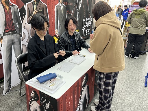 画像ギャラリー No.008のサムネイル画像 / 「龍が如く 極3 / 3外伝 Dark Ties」サイン会&体験会を秋葉原で開催。熱量の高いファンが足を運び,会場に桐生一馬のカラオケが響いた