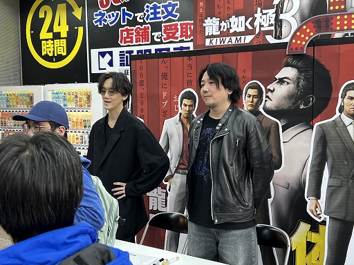 画像ギャラリー No.009のサムネイル画像 / 「龍が如く 極3 / 3外伝 Dark Ties」サイン会&体験会を秋葉原で開催。熱量の高いファンが足を運び,会場に桐生一馬のカラオケが響いた
