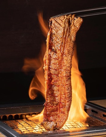 画像ギャラリー No.013のサムネイル画像 / 「龍が如く 極3 / 龍が如く3外伝 Dark Ties」×「焼肉ライク」コラボを2月3日に開始。新宿歌舞伎町店が期間限定で「神室町昭和通り店」に