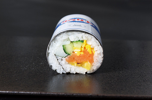 画像ギャラリー No.005のサムネイル画像 / 「龍が如く 極3 / 龍が如く3外伝 Dark Ties」，宅配寿司「銀のさら」とのコラボを開催。ゲームの回復アイテムをイメージした「コラボ太巻」が登場