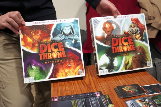 画像ギャラリー No.002のサムネイル画像 / ダイスをジャラジャラ,揃えてドカン! ド派手な対戦ダイスゲーム「DICE THRONE」をゲムマ会場で遊んできた