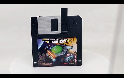 画像ギャラリー No.009のサムネイル画像 / “USBフロッピーディスク”に入った弾幕ローグライトのクラファンが展開中。敵基地に宇宙船で乗り付け，内部からお宝をかっさらえ