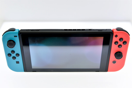 画像集 No.004のサムネイル画像 / 写真で見る「Nintendo Switch」。本体やドックだけでなく,専用ゲームパッド「Joy-Con」にも注目せよ