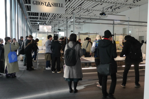 画像ギャラリー No.009のサムネイル画像 / 「攻殻機動隊展 Ghost and the Shell」内覧会レポート。アニメ全作品を横断的に網羅した見ごたえのある展覧会を，ARタチコマの解説付きで楽しめる