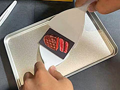 鉄板焼きを作るボードゲーム「TeppanDo」がKickstarterでキャンペーン展開中。衛生第一素手厳禁,ヘラを使って食材カードをうまくひっくり返そう