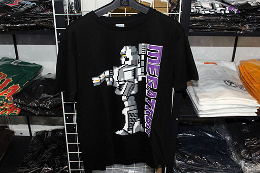 画像ギャラリー No.007のサムネイル画像 / 物販エリアでグッときた魅惑のゲームTシャツを大紹介！　一目で分かる大胆なデザインからマニアックな柄まで勢揃い［TGS2025］