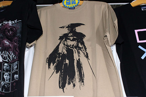 画像ギャラリー No.012のサムネイル画像 / 物販エリアでグッときた魅惑のゲームTシャツを大紹介！　一目で分かる大胆なデザインからマニアックな柄まで勢揃い［TGS2025］