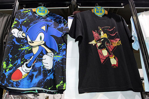 画像ギャラリー No.014のサムネイル画像 / 物販エリアでグッときた魅惑のゲームTシャツを大紹介！　一目で分かる大胆なデザインからマニアックな柄まで勢揃い［TGS2025］