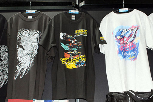 画像ギャラリー No.019のサムネイル画像 / 物販エリアでグッときた魅惑のゲームTシャツを大紹介！　一目で分かる大胆なデザインからマニアックな柄まで勢揃い［TGS2025］