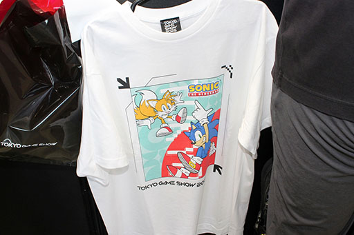 画像ギャラリー No.028のサムネイル画像 / 物販エリアでグッときた魅惑のゲームTシャツを大紹介！　一目で分かる大胆なデザインからマニアックな柄まで勢揃い［TGS2025］