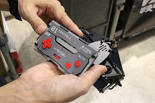 画像ギャラリー No.003のサムネイル画像 / ゲーム機器のパーツをグッズやアクセサリーに融合させたアイテムを製造・販売する「中央町戦術工芸」がTGSに出展。尖ったゲームファンに刺さる魅惑のアイテムを揃える［TGS2025］