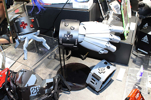 画像ギャラリー No.008のサムネイル画像 / ゲーム機器のパーツをグッズやアクセサリーに融合させたアイテムを製造・販売する「中央町戦術工芸」がTGSに出展。尖ったゲームファンに刺さる魅惑のアイテムを揃える［TGS2025］