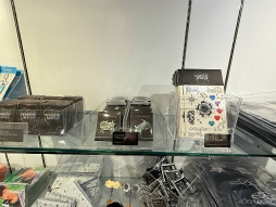 画像ギャラリー No.024のサムネイル画像 / K-POPバーチャルアイドル「PLAVE」日本公演記念ポップアップストアを現地レポート。フォトスペースの仕掛けや限定グッズをチェック！