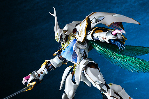 画像ギャラリー No.040のサムネイル画像 / ［レビュー］「METAL BUILD DRAGON SCALE サーバイン（白き秘宝）」ファンタジックで生体感のあるディテールが，唯一無二の存在感