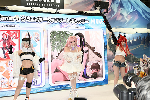 画像ギャラリー No.001のサムネイル画像 / 「コミックマーケット107」レポ。「NIKKE」や「ステラソラ」「ブラウンダスト2」などのブースで公式コスプレイヤーを撮影してきた