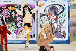 画像ギャラリー No.004のサムネイル画像 / 「コミックマーケット107」レポ。「NIKKE」や「ステラソラ」「ブラウンダスト2」などのブースで公式コスプレイヤーを撮影してきた