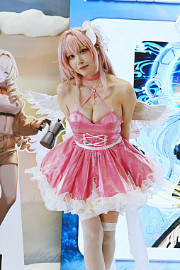 画像ギャラリー No.006のサムネイル画像 / 「コミックマーケット107」レポ。「NIKKE」や「ステラソラ」「ブラウンダスト2」などのブースで公式コスプレイヤーを撮影してきた