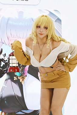 画像ギャラリー No.009のサムネイル画像 / 「コミックマーケット107」レポ。「NIKKE」や「ステラソラ」「ブラウンダスト2」などのブースで公式コスプレイヤーを撮影してきた