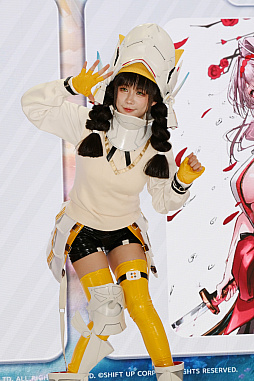 画像ギャラリー No.010のサムネイル画像 / 「コミックマーケット107」レポ。「NIKKE」や「ステラソラ」「ブラウンダスト2」などのブースで公式コスプレイヤーを撮影してきた