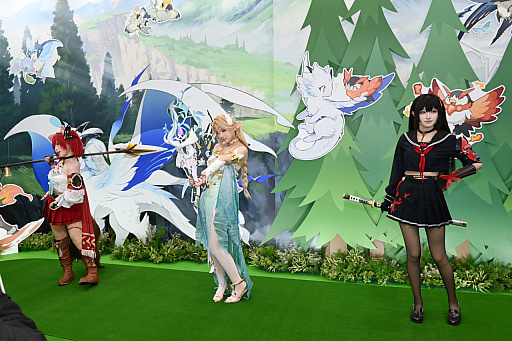 画像ギャラリー No.018のサムネイル画像 / 「コミックマーケット107」レポ。「NIKKE」や「ステラソラ」「ブラウンダスト2」などのブースで公式コスプレイヤーを撮影してきた