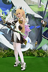 画像ギャラリー No.025のサムネイル画像 / 「コミックマーケット107」レポ。「NIKKE」や「ステラソラ」「ブラウンダスト2」などのブースで公式コスプレイヤーを撮影してきた