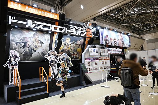 画像ギャラリー No.027のサムネイル画像 / 「コミックマーケット107」レポ。「NIKKE」や「ステラソラ」「ブラウンダスト2」などのブースで公式コスプレイヤーを撮影してきた