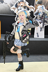 画像ギャラリー No.028のサムネイル画像 / 「コミックマーケット107」レポ。「NIKKE」や「ステラソラ」「ブラウンダスト2」などのブースで公式コスプレイヤーを撮影してきた