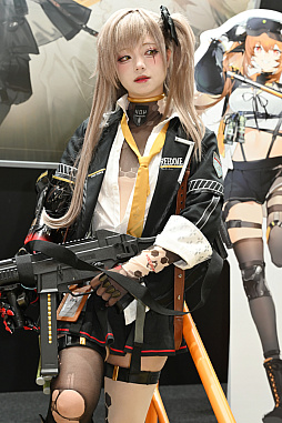 画像ギャラリー No.029のサムネイル画像 / 「コミックマーケット107」レポ。「NIKKE」や「ステラソラ」「ブラウンダスト2」などのブースで公式コスプレイヤーを撮影してきた