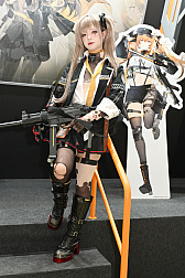 画像ギャラリー No.030のサムネイル画像 / 「コミックマーケット107」レポ。「NIKKE」や「ステラソラ」「ブラウンダスト2」などのブースで公式コスプレイヤーを撮影してきた