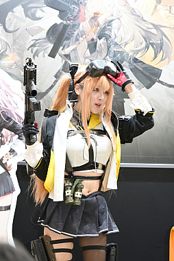 画像ギャラリー No.031のサムネイル画像 / 「コミックマーケット107」レポ。「NIKKE」や「ステラソラ」「ブラウンダスト2」などのブースで公式コスプレイヤーを撮影してきた